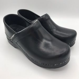 DANSKO Black Leather Slip On Clogs Sz 8 (38)
